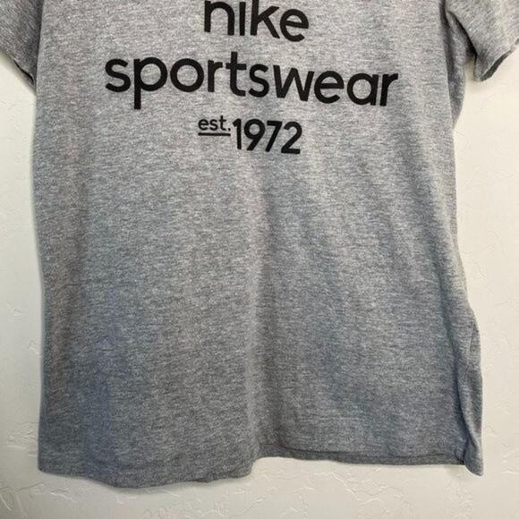 Nike Gray Athletic Cut The Nike Graphic Tee Medium - Picture 2 of 6